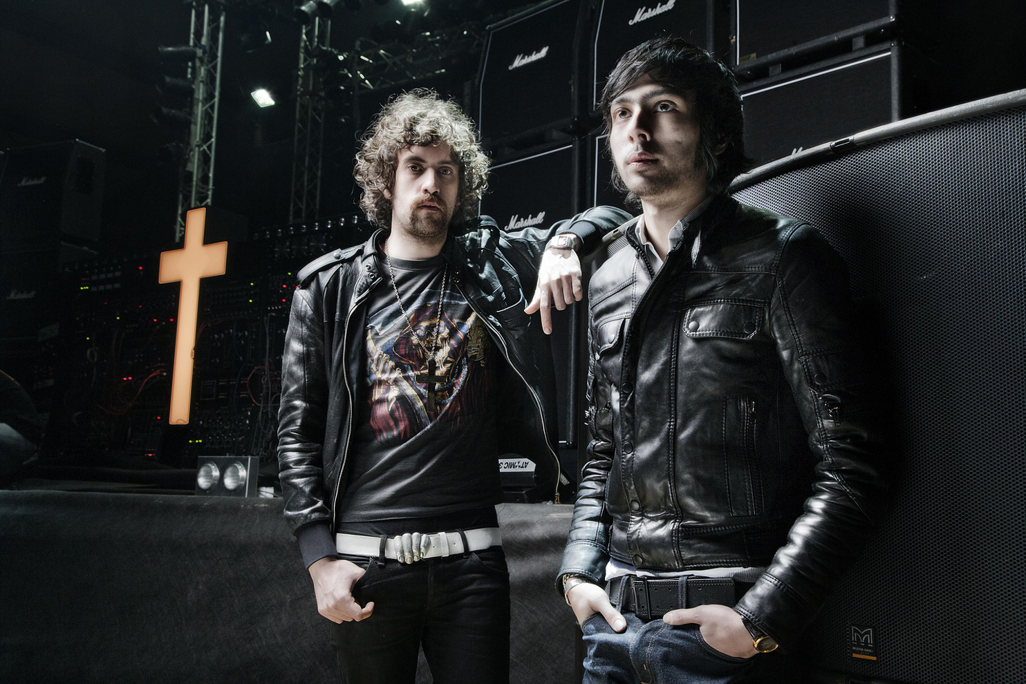 Ritratti al gruppo musicale Justice. 

I Justice sono un gruppo electro francese composto da Gaspard Augé e Xavier de Rosnay. Sono uno dei maggiori gruppi di successo della Ed Banger Records, nonché anche la sua "punta di diamante", e il loro manager è il famoso Pedro Winters, meglio noto come Busy P, già manager dei Daft Punk, e direttore della Ed Banger Records. Il loro stile e la loro immagine sono influenzati da una forte vena rock.